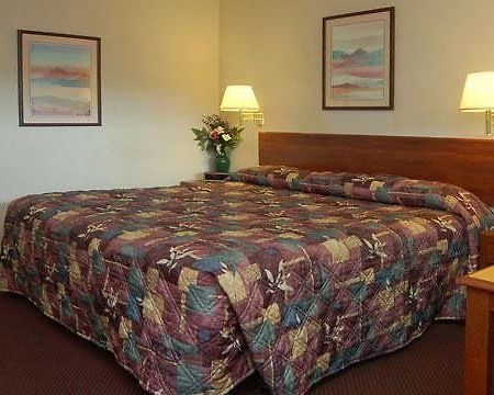Econo Lodge Pratt Room photo