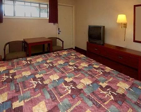 Econo Lodge Pratt Room photo